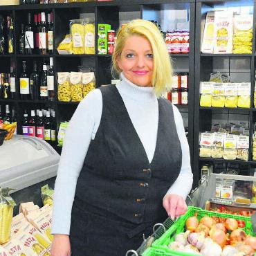 Der Feinkostladen von nebenan - Die Geschäftsführerin Marina Stevanovic in ihrem Dorfladen in Islisberg. Künftig möchte sie die Öffnungszeiten an die Wünsche der Kundschaft anpassen. Bild: Celeste Blanc