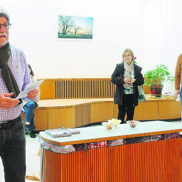 «Der Moment ist nicht planbar» - Erwin Gerber (links) erklärt an der Vernissage, wie der Lichteinfall, eingefangen im Bild, die Landschaft ganz besonders macht. Pfarrerin Bettina Lukoschus (rechts) freut sich darüber, die Ausstellung in den Räumlichkeiten der reformierten Kirche zeigen zu können. Bild: Susanne Schild