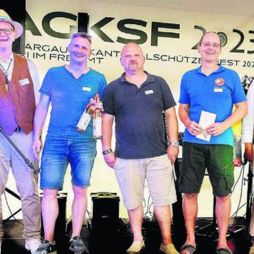 Sie machten es möglich - Die Ehrendamen Nadja und Michelle, Beat Brun, OK-Präsident, Marcel Jenni, 3. Rang, Roger Wetzstein, 1. Rang, Patrick Gerwer, 2. Rang, Rolf Thumm, OK-Marketing, Ehrendamen Lea und Mara (von links). Bild: Köbi Schenkel