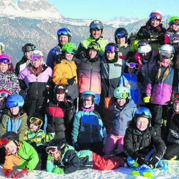 Wie im «Olympia-Märli» - Ein Gruppenbild der Kallerer Märli-Olympioniken – sie genossen ein tolles Skilager. Bild: zg