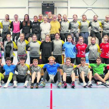 Gewappnet für die Saison - Eine stattliche Gruppe fand sich an zwei Trainingstagen in der Turnhalle ein, um sich für die Turn- und Leichtathletiksaison vorzubereiten. Bild: zg