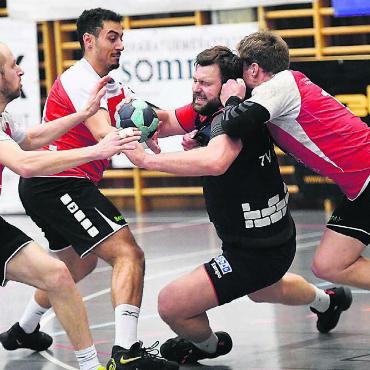 «Da muss alles stimmen» - Muris Handball-Schwinger Lukas Schwenkfelder (in Schwarz) wird heftig in die Mangel genommen. Bild: tvm