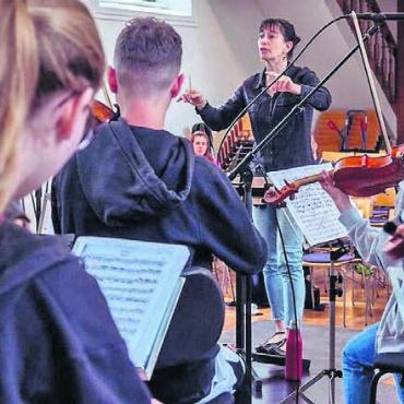 Tag der offenen Probetür - Das Jugendorchester Freiamt unter der Leitung von Anne-Cécile Gross gibt Interessierten Einblick. Bild: zg