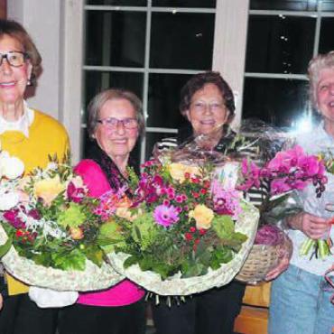 Singen gibt schöne Haut - Sie wurden an der Generalversammlung geehrt, von links: Elisabeth Dietrich, Erika Feusi, Adelheid Zehnder, Anny Hagenbuch, Maya Leuthold, Janique Allemann und Philipp Scherer (Chorleiter). Bild: zg