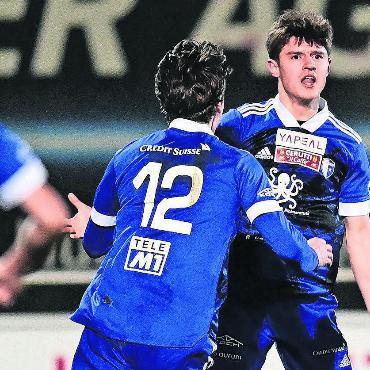 In zehn Minuten zum Helden - Dorde Komatovic feiert seinen Treffer mit Javi Gabathuler (Mitte). Bei seinem Debüt im Trikot der ersten Mannschaft rettete er den Wohlern das Unentschieden. Bild: Alexander Wagner