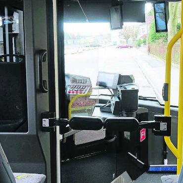 Effizienter durch digitale Billette - Momentan läuft auf der Linie 340 Wohlen–Meisterschwanden ein Versuch mit einem innovativen Billetterwerb. Der Billettverkauf durch das Fahrpersonal wird hier durch ein neues System ersetzt. Bild: Susanne Schild