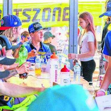 Von Skifahrern und Lokalmatadoren - Dominique Aegerter (Mitte) fuhr diesmal zwar nicht mit, verteilte aber fleissig Autogramme und war eine weitere Berühmtheit vor Ort.