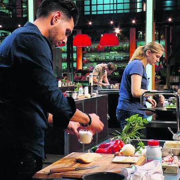 An die Pfannen, fertig, los - Salvo Morello kann die Jury überzeugen und ist in der nächsten Runde von «Masterchef Schweiz». Bild: zg