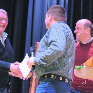 Bauern gehen Hand in Hand - Christoph Meier, Präsident des Freiämter Landwirtschaftsvereins, bedankt sich bei Roland Nussbaum (links) und Nicolas Pavillard (rechts). Bild: ake
