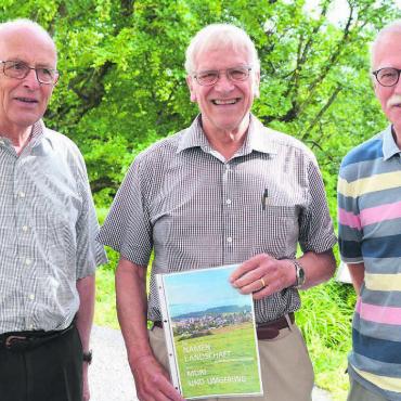 Schön, wenn auch teils erfunden - Marco Hauser, Benedikt Stalder und Robert Häfner lancieren gemeinsam das Namenlandschaft-Buch – alle drei sind voller Vorfreude. Bild: Annemarie Keusch