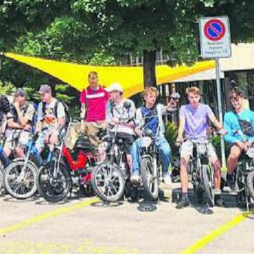 Auf zwei Rädern - Eine stattliche Gruppe auf Velos und Töffli machte sich auf die Wallfahrt. Bild: zg