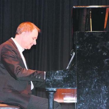 Bäumig und nachhaltig - Der Pianist André Desponds sorgte für eine ganz besondere Atmosphäre mit seinem virtuosen Spiel.