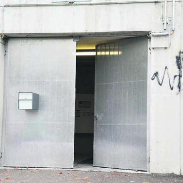 Umnutzungsgesuch für GOPS - Gebaut als Militärspital wird die GOPS aktuell von Flüchtlingen bewohnt. Bild: Archiv