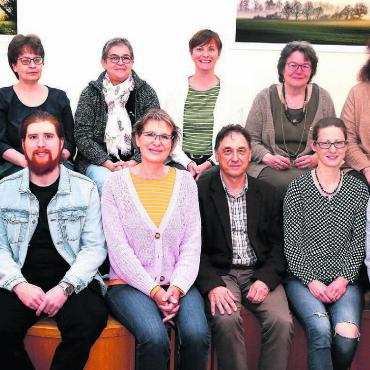 Mehr Raum für neue Ideen - Die Mitglieder der neu zusammengestellten Kirchenpflege der Reformierten Kirche Muri Sins haben einige neue Projekte in petto: Michael Rahn (Pfarrer), Jan Eichenberger, Bettina Lukoschus (Pfarrerin), Hansueli Hauenstein (Pfarrer), Melanie Frei, Roman Bamert (Sozialdiakon), Margret Bossert, Brigitta Josef (Pfarrerin), Sabina Reiss, Iris Steiger (Präsidentin), Marianne Kürsteiner und Sandra Amstad. Bild: zg