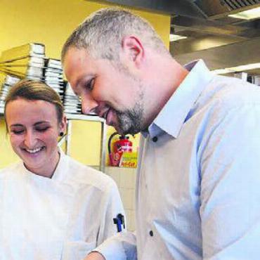 «Für Leistungssport bin ich zu alt» - In seiner Freizeit steht Jonas Meier gerne selber am Herd. In der Integra lässt er sich lieber bekochen. Bild: Archiv