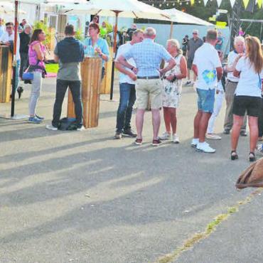 Festhütte der Region - Festfreudige, wie hier an der 100-Jahr-Jubiläumsfeier der Raiffeisenbank 2019 in Oberlunkhofen, können in neuem Jahr gleich vier grosse Veranstaltungen besuchen. Bild: Archiv