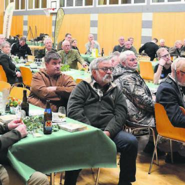 Keine Beruhigung im Wald - Die Jäger bleiben gefordert: Viele Informationen werden an der Bezirksversammlung in Villmergen weitergegeben. Bild: zg