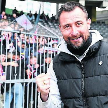 Der Auftiegsmacher - Der Freiämter Michael Winsauer jubelt im Wankdorf über den Aufstieg. Bild: awa