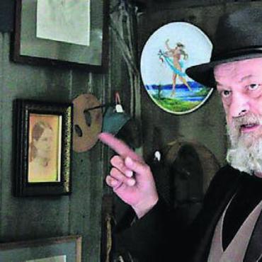 Einblicke in Vergangenes - Der Musiker und Autor Endo Anaconda (1955–2022) verleiht dem Künstler Albert Anker eine Stimme. Bild: zg