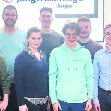 Vier Vertreter aus dem Freiamt - Die Kandidierenden der Jungfreisinnigen (v. l.): Etienne Frey (Frick, Wahlkampfleiter), Syra Angliker (Lupfig), Lionel Zingg (Wohlen), Aldo Müntener (Wohlen), Anna Staub (Lenzburg), Oliver Meyer (Villmergen), Alessandro Giglio (Oeschgen), Christoph Schlienger (Hellikon), Michael Umbricht (Untersiggenthal), Tim Voser (Neuenhof), David Gabi (Brittnau), Evelyn Motschi (Oberrohrdorf), Juri Wildi (Schafisheim). Bild: pd