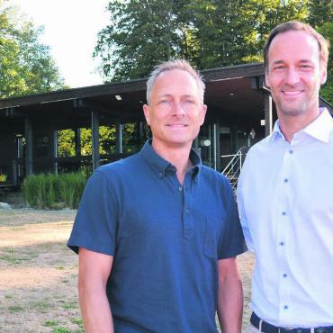 Intensive Suche nach Lösungen - Präsident Frank Briedé (links) und Vizepräsident Ronnie Stutz müssen für den Neubau des Clubhauses und eines 4. Tennisplatzes nochmals über die Bücher. Bild: Archiv / Roger Wetli