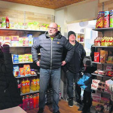 Mit Dorffestcharakter - Marc Taeschler erklärt den potenziellen Kundinnen und Kunden das Konzept und das Sortiment von «Smaak! fresh» in Bettwil. Bild: ake