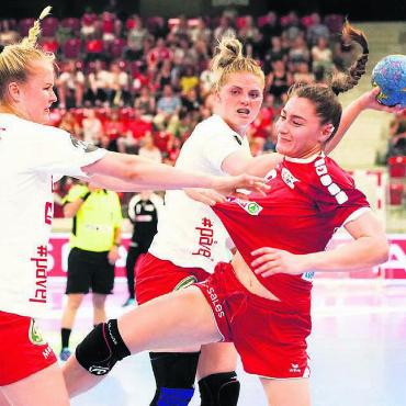 Vorfreude auf Rekordspiel - Daphne Gautschi wird hier von den Däninnen bearbeitet. Gegen Tschechien will die Nati-Spielerin aus Muri den vielen Fans einen Sieg schenken. Bild: Freshfocus
