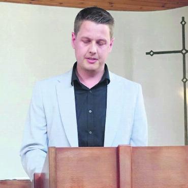 Kirchenaustritte im Auge haben - Vizepräsident Daniel Baumann führt souverän durch seine erste Kirchgemeindeversammlung. Bild: Susanne Schild
