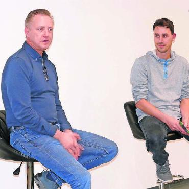 Schluss mit Wegwerfen - Mario Roost von der «Aktion Häggligrüen» (rechts) befragte Markus Tonner, Geschäftsleiter von InnoRecycling. Bild: tre