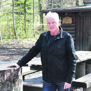 «Diese Chance musste ich doch nutzen» - Stephan Gürber bei der Waldhütte Fröschenteich. Sie ist zusammen mit dem Waldhaus Chüestellihau ein Fixpunkt des Open-Air-Geländes, auf dem nun das «Argovia Fäscht» im Juni steigen wird. Bild: Archiv/dm