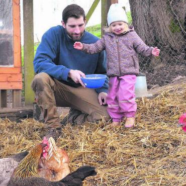 Architekt der etwas anderen Art - Gemeinsam füttern sie ihre «Gackas» – Scott Somerville und Tochter Moana lieben ihre Tiere. Dass die Tochter mit Tieren aufwächst, ist dem Vater wichtig. «So wird sie sensibel für die Herkunft der Lebensmittel.» Bild: cbl