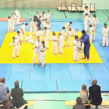 Von einem Grossen lernen - Munteres Treiben – die Kinder gaben beim Training mit Ciril Grossklaus Vollgas. Bild: zg