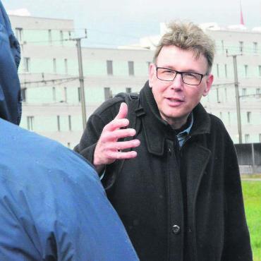 Dynamischste Region im Kanton - Dieter Egli ganz nah: Der Regierungsrat erzählte während der Wanderung über seine Arbeit und beantwortete die Fragen der Anwesenden. Bild: Celeste Blanc