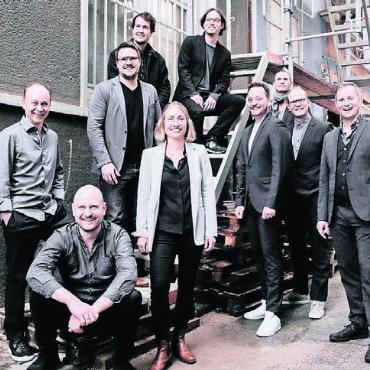 Beste Komposition des Jahres - Rebecca Trescher (Mitte) kommt mit ihren zehn Musikern nach Muri. Bild: zg