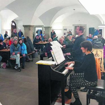 Rundum gelungene Sache - In der Bogenhalle unterhielten Sänger Steve Wächter und Pianistin Karen Forbiger.