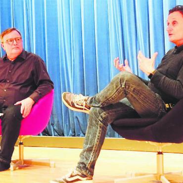 Schwarze Schatten - Reto Holzgang (links) stellt Filmemacher Martin Schilt interessante Fragen, die einen tieferen Einblick in seine Denk- und Herangehensweise zulassen. Bild: Susanne Schild