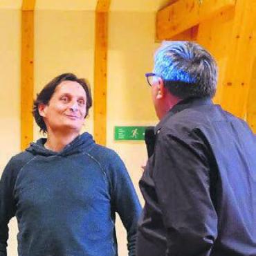 Schwarze Schatten - Reto Holzgang, Leitung Kino Mansarde (rechts), begrüsst Filmemacher Martin Schilt. Bild: sus