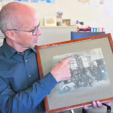 Weil Papier doch Zukunft hat - Ein Blick in die Geschichte der Anfänge: Robert Barrer zeigt, wie damals die Bleisatzmaschine funktionierte. Bilder: Annemarie Keusch
