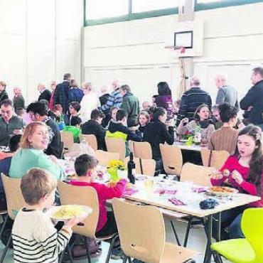 In die Fastenzeit gestartet - Nach dem Gottesdienst traf man sich in der Turnhalle zum gemeinsamen Spaghetti-Plausch. Bild: zg
