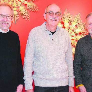 Stroh, Sterne und zwei Kenner - Die Strohindustrie und -kunst ist ein wichtiges Thema im Freiamt, sind sich (v. l.) Eddy Schambron, Daniel Güntert und Rudolf Velhagen einig. Bild: Sabrina Salm