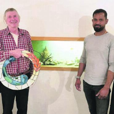 «Es war Zeit loszulassen» - Ein Gasthaus mit Fischtradition: Wo heute Zierfische für ein stimmiges Ambiente sorgen, konnte der Gast früher den Hecht oder die Forellen aussuchen, die er verspeisen wollte. Das Aquarium wird auch unter dem indischen Team um Aarthy Keetheswaran, Athavan Arulanantham und Keetheswaran Sinnathamby (von rechts nach links) beibehalten. Das Logo, mit Fisch und Vollkorn, das Thomas Schaufelbühl (Mitte) prägte und hier präsentiert, verschwindet künftig. Bild: Marco Huwyler