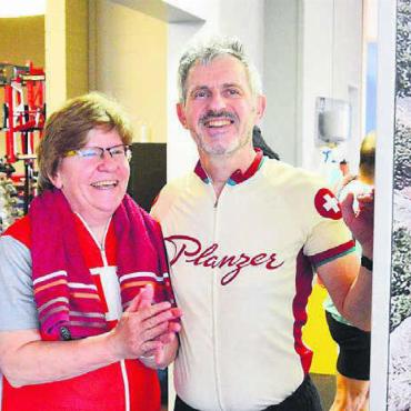 Für die Kinder - In ihrer Pause motivieren Brigitte Stäger und Markus Büchi die Velofahrer und Velofahrerinnen.