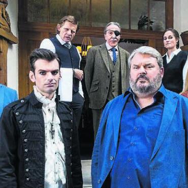 «Bestatter» unter freiem Himmel - Die alte Crew um Bestatter Luc Conrad (Mike Müller) nun im abendfüllenden Kinoformat. Bild: zg