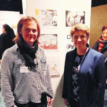 Viel Ehre und Humor - Nach Briefkontakt nun das erste kurze Treffen. Esther Sorg und Bundesrätin Viola Amherd vor dem Stand der Karikaturistin dieser Zeitung.