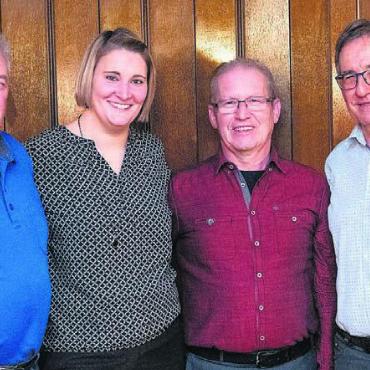 Wechsel und Kontinuität - Die Präsidentin musste drei langjährige Mitglieder verabschieden, von links: Peter Stutz, Stefanie Stöckli, Markus Eichholzer und Felix Etterlin. Bild: zg