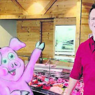 600 Würste verschenkt - Freude beim Marti-Metzg-Team um Thomas Marti – der erweiterte Laden mit der zehn Meter langen Fleischauslage ist wieder offen. Bild: zg