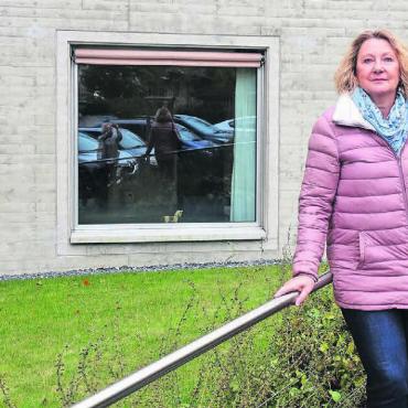Kaffee brauchte sie nie - Rita Meier vor dem Neubau des Roth-Hauses – in dieser Institution hat sie 25 Jahre lang gearbeitet, immer in der Nacht. Bild: Susanne Schild