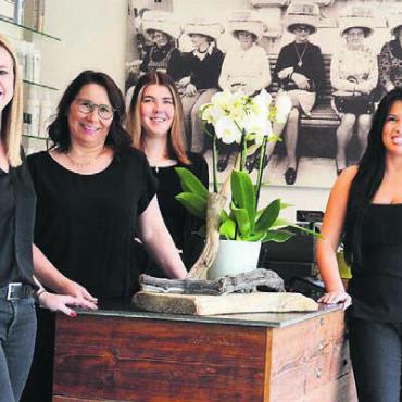 Im neuen Glanz - Ein aufgestelltes Team, das sich ständig weiterbildet, empfängt die Kundschaft im leicht renovierten Salon, von links: Joelle Müller, Luzia Berger, Lea Hilfiker und Fleta Dinaj. Bild: zg