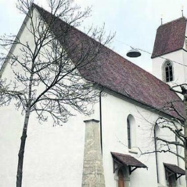 Auf dem Hugenottenweg - Mitunter wird auf der Wanderung die Kirche Lenzburg inspiziert. Bild: zg
