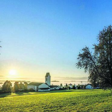 Fotografische Reise durch das Freiamt - Die ersten Sonnenstrahlen auf Aristau. Bild: zg